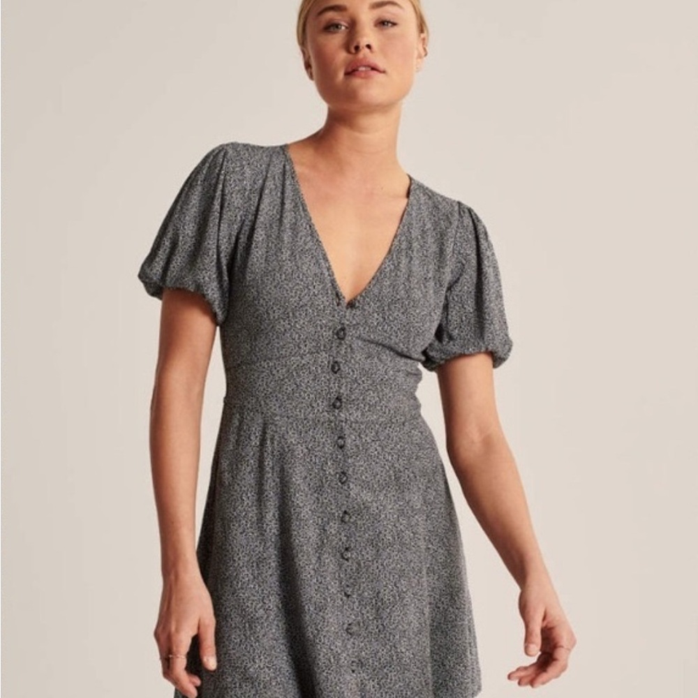 Abercrombie & Fitch Black/Navy and White Ditsy Floral V-Neck Button Front Dress